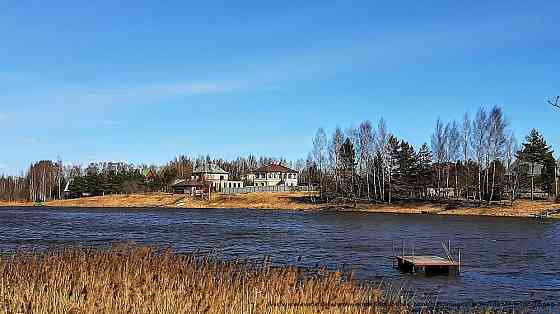 Небольшая зимняя дача на уютном берегу живописного озера Pskov
