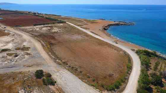 Уристическaя земля на берегу моря Nicosia