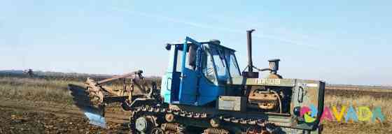 Вспашка земли на тракторе Т-150 гусеничный Nartkala