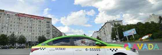 Водитель такси на автомобиле компании Ulyanovsk