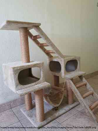 Игровой комплекс для кошек двухуровневый однотонный с когтеточками, гамаком и двумя лесенками. Moscow