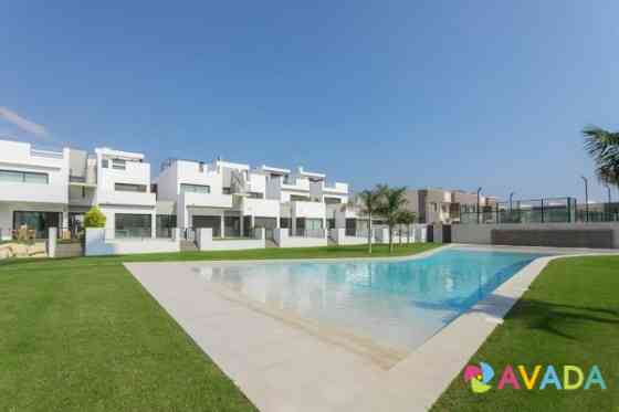 Недвижимость в Испании, Новые бунгало рядом с пляжем от застройщика в Торре де ла Орадада Pilar de la Horadada